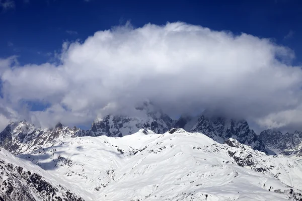 Mount Uschba in Wolken bei winter — Stockfoto