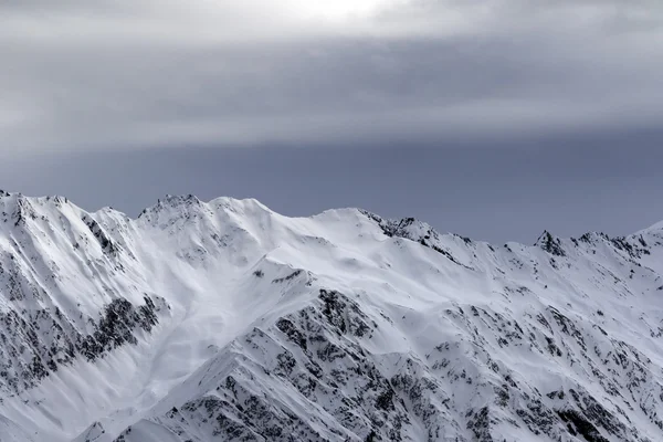 Altas montañas nevadas y cielo de tormenta de luz del sol antes de blizzard —  Fotos de Stock