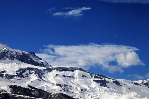 Besneeuwde rotsen bij mooie zon dag — Stockfoto