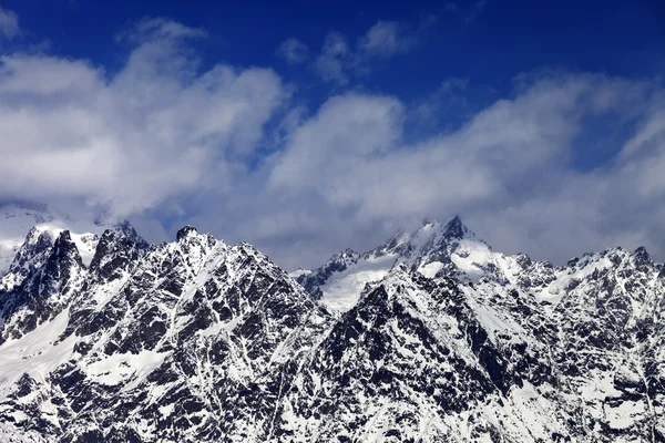 Schneebedeckten Felsen am sonnigen Tag — Stockfoto