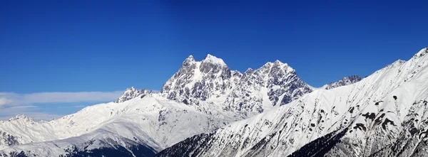 Vista panorâmica sobre o Monte Ushba no inverno em dia ensolarado — Fotografia de Stock