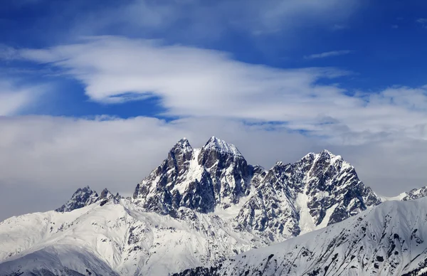 Montajes de Ushba y Chatyn y cielo azul con nubes —  Fotos de Stock