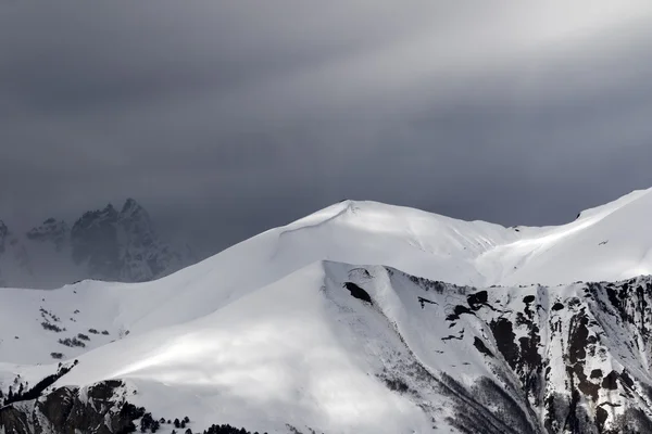 Solljus berg med snö taklisten och spår från avalanche vara — Stockfoto