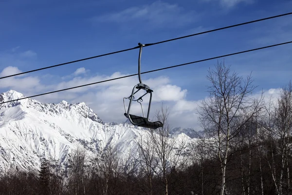 天気の良い日に雪に覆われた山のリフト — ストック写真