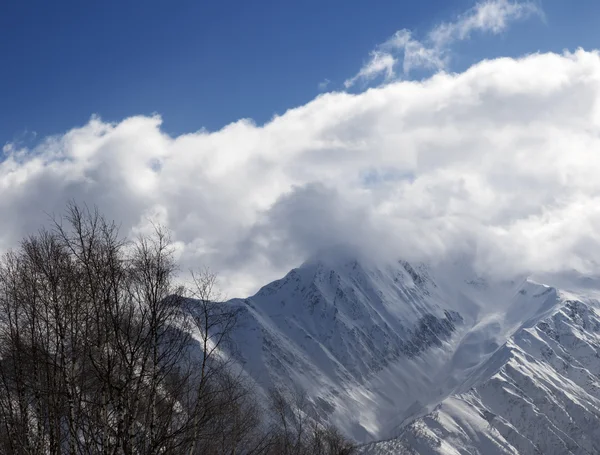 在美好的日子在云朵中的冬天的山 — 图库照片