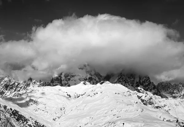 Svartvit vy på Mount Ushba i moln på vintern — Stockfoto