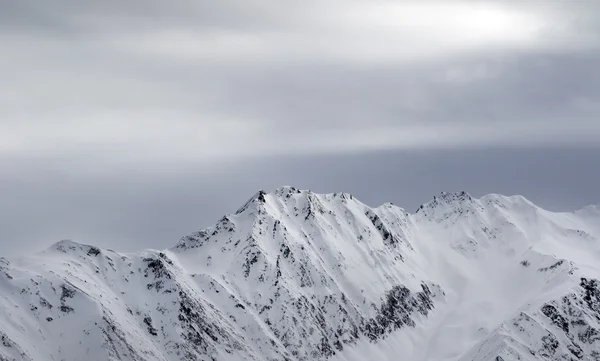 Alte montagne innevate e cielo grigio prima di blizzard — Foto Stock
