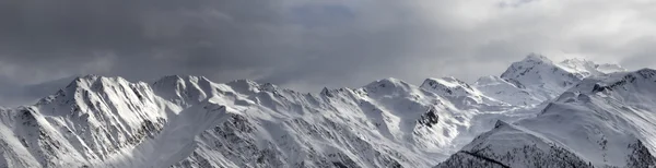 Vista panorâmica sobre as montanhas de alta luz do sol e céu de tempestade antes de b — Fotografia de Stock