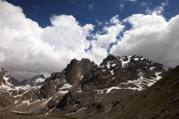 Montagne e cielo con le nubi in bella giornata — Foto Stock