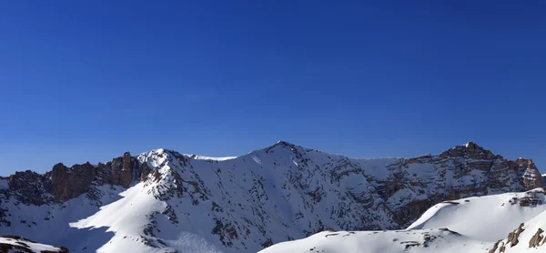 Panorámával a havas hegyek reggel — Stock Fotó