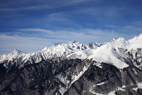 Ver en montañas cubiertas de nieve en día de sol — Foto de Stock