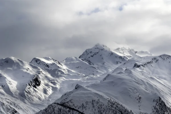 Kväll solljus bergen i dis — Stockfoto