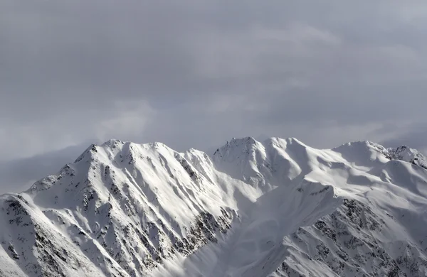 Sera del sole montagne e cielo grigio — Foto Stock