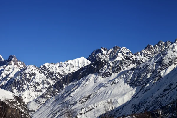 Blick auf die schneebedeckten Felsen und blauer Wolkenloser Himmel bei Tag schön Sonne — Stockfoto