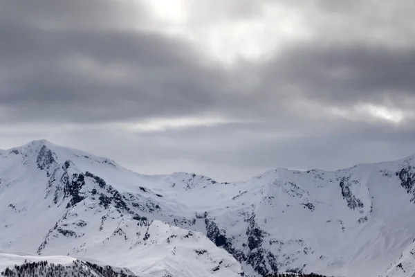 雪に覆われた山々 とブリザードの前に灰色の空 — ストック写真