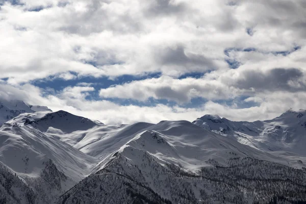 Blick auf die schneebedeckten Berge und bewölkten Himmel im Abend — Stockfoto