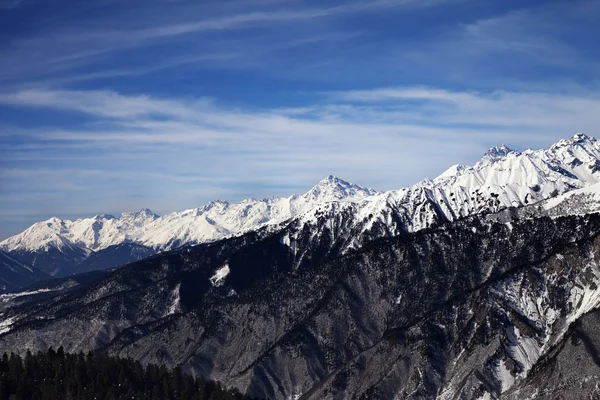 Blick auf die Berge im windigen Tag Sonne — Stockfoto