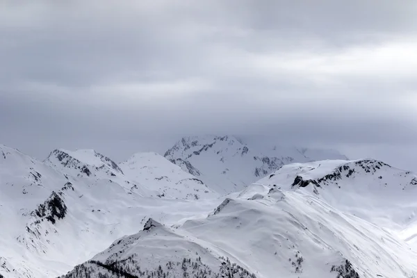 Снігові гори в тумані в сірий ранок — стокове фото