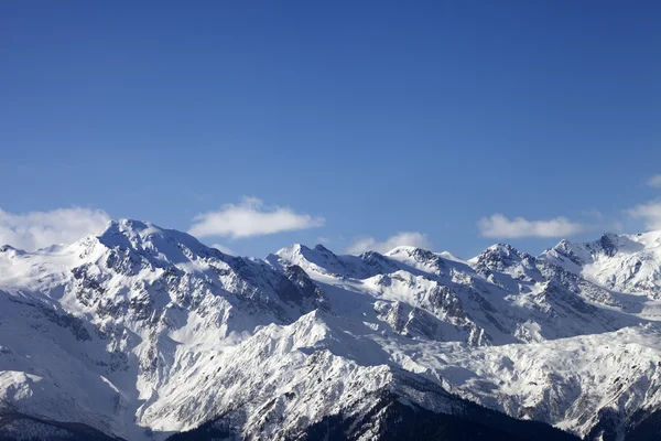 Χειμώνα βουνά σε ωραία ηλιόλουστη ημέρα. Καύκασος. — Φωτογραφία Αρχείου