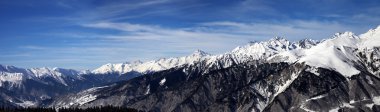 Güneş rüzgarlı gün karlı dağların panoramik görünüm
