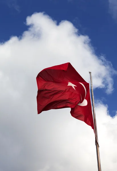 Bandera turca y cielo azul con nubes — Foto de Stock