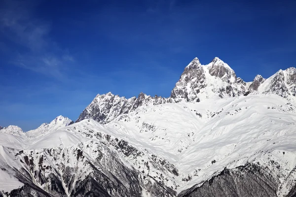 Mount Ushba χειμώνα σε ηλιόλουστη ημέρα — Φωτογραφία Αρχείου