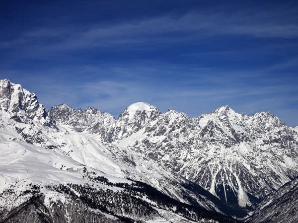 Schneebedeckte Berge am Wind Sonnentag — Stockfoto