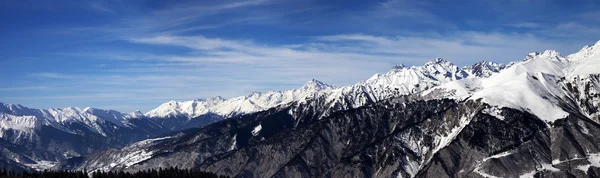 Vista panorâmica sobre as montanhas nevadas em dia de vento do sol — Fotografia de Stock