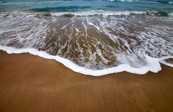 Zee strand met golven in saaie dag — Stockfoto