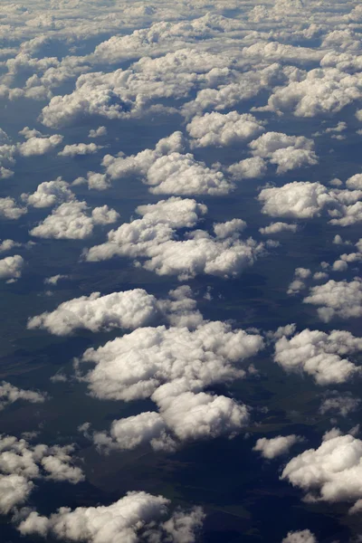 Bovenaanzicht op wolken en velden — Stockfoto