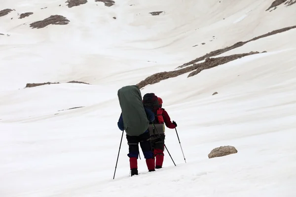 Två vandrare på snöig platå — Stockfoto