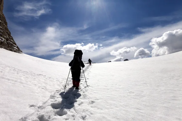 Two hikers on snow plateau — Stock Photo, Image