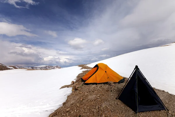 Tents in snow mountains — Stock Photo, Image