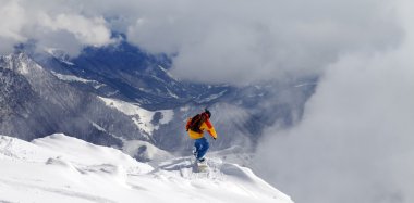 sis dağlarında bir devreden yamaç Snowboarder