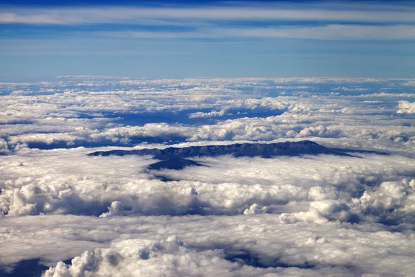 Bovenaanzicht op wolken en bergen — Stockfoto