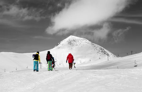 Три сноубордист на склоне. Выборочная коррекция цвета. — стоковое фото