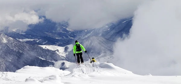 Freeride en pendiente fuera de pista y montañas en la niebla — Foto de Stock