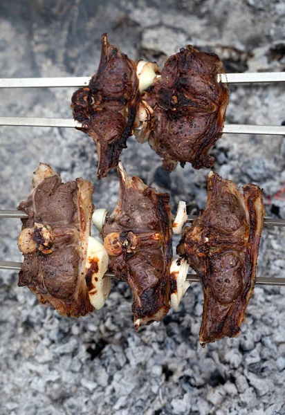 Šašlik z jehněčího masa, vaření na ohni — Stock fotografie