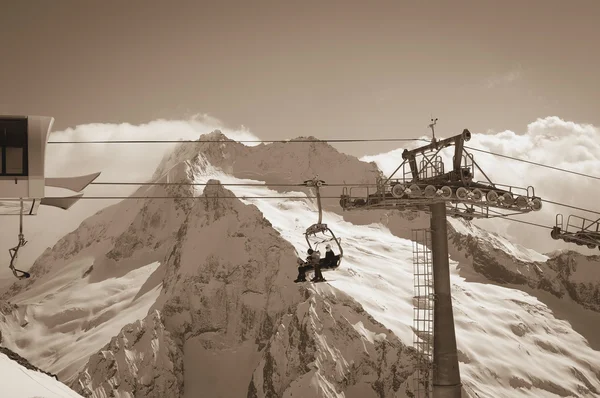 Ropeway na estância de esqui — Fotografia de Stock