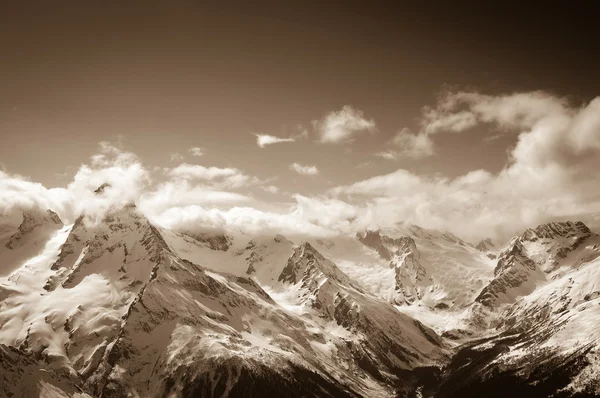 Sepia bergen op dag van de zon — Stockfoto