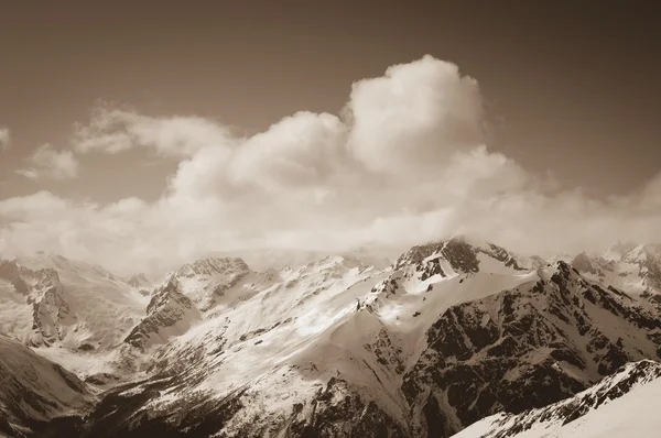Вид с горнолыжного склона на снежные горы — стоковое фото