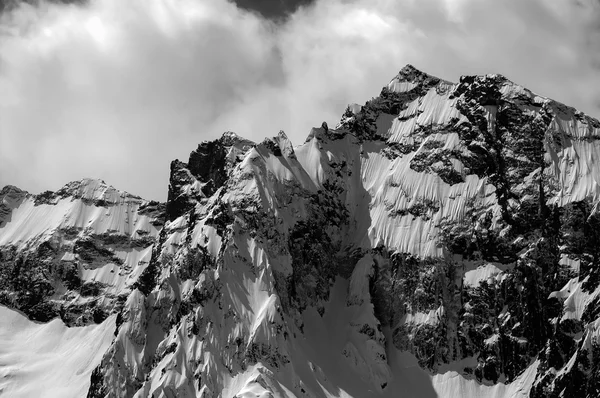 Schwarz und weiß Winter Berge in Wolken — Stockfoto