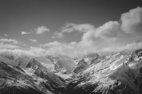 Czarno-białe góry w chmurze — Zdjęcie stockowe