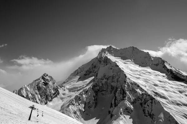 Vista de blanco y negro en pista de esquí — Foto de Stock