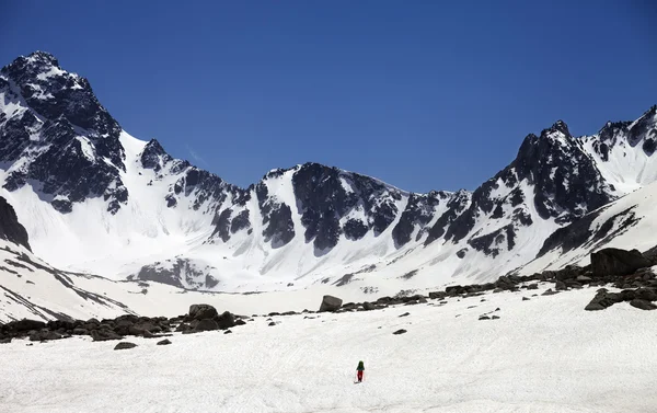 Hiker in snowy mountains — Stock Photo, Image