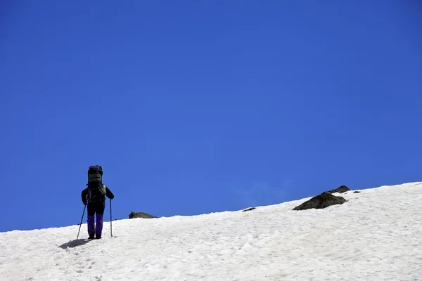 Turysta w snowy góry, na wiosnę — Zdjęcie stockowe