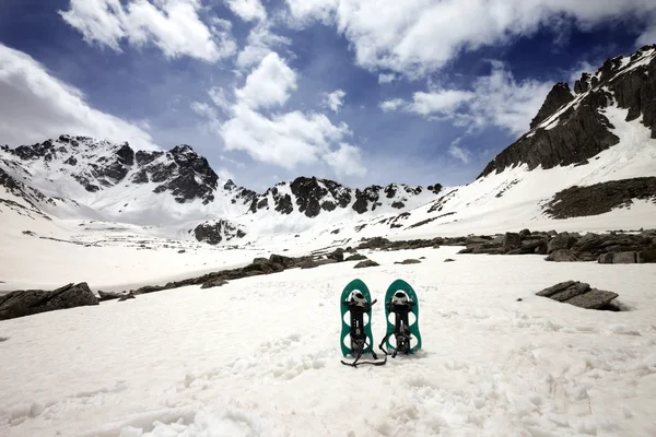 Sapatos de neve em montanhas nevadas — Fotografia de Stock