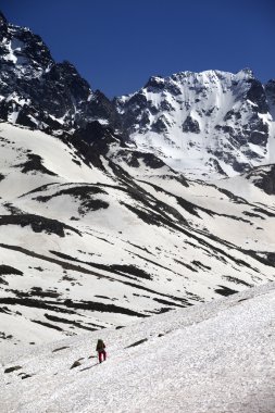 uzun yürüyüşe çıkan kimse karlı Dağları