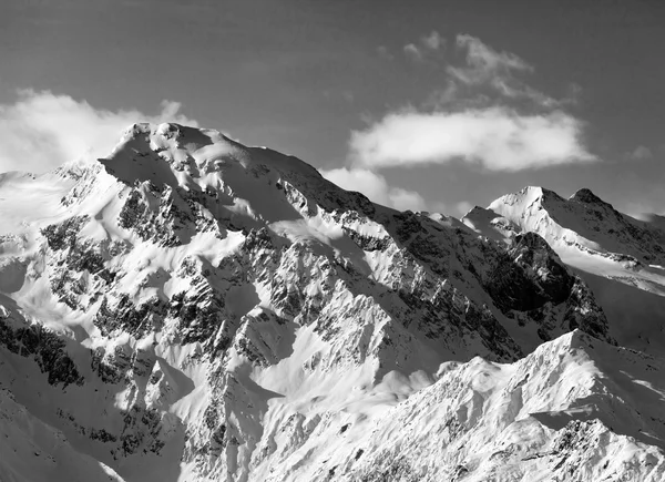 Montanhas de preto e branco nevado — Fotografia de Stock
