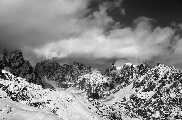 Rocas de blanco y negro cubierto de nieve en las nubes — Foto de Stock